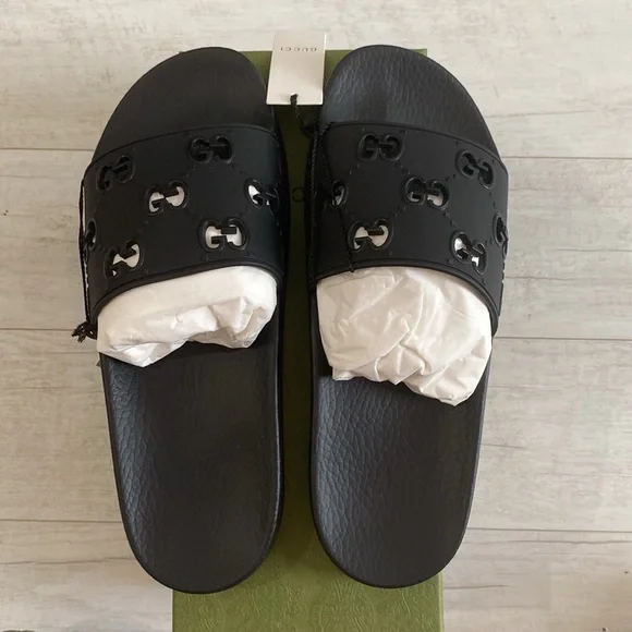 Gucci GG black rudder slides
Size 42 size 12 womens runs small
Authentic - Picture 4 of 4